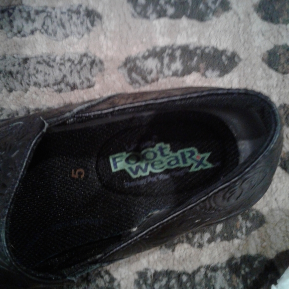 Slip Resistant Black Nursing Shoes (size 5) (womens) - Picture 2 of 4